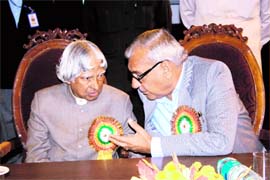 Former President APJ Abdul Kalam discusses a point with Chief Minister Bhupinder Singh Hooda during the inauguration of a science conclave at the MDU, Rohtak, on Friday. 