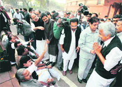 Kerala CM Oommen Chandy meets MPs protesting over the Mullaperiyar Dam issue at Parliament House. 