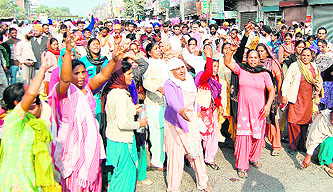 Wailing followers of Sant Pyara Singh block road in Amritsar.