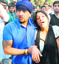 Singer Jazzy B consoles Kuldip Manaks daughter.