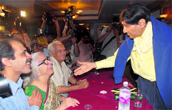 Suman Chopra, niece of Dev Anand, greets him during his visit to Chandigarh in 2007