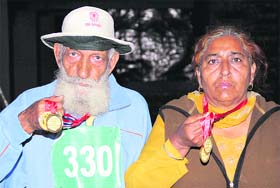 Kewal Krishan Bhanot and his daughter Sushil Kumari with their medals