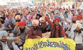 Veterinary inspectors staging a dharna in front of the Mini-secretariat in Bathinda on Monday