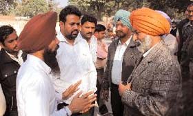 Duty magistrate Avtar Singh Makkar (extreme right) having discussion with the state president of the Unemployed Linemen Union, Punjab, Pirmal Singh, during a dharna and road blockade by the union near the Bus Stand in Bathinda on Monday