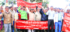 Class IV employees of the state government hold an agitation at Devpura Chowk in Haridwar on Monday.