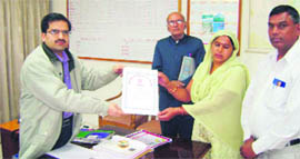 SP Vikas Arora presents a certificate to Vijay Laxmi at Rewari.