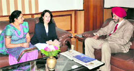 Prof Isabel Rozas, Director of Post Graduate Learning and Teaching at Trinity College Dublin (centre), and Dr Ranjana Aggarwal, Associate Professor in the Department of Chemistry at KU, call on Lt-Gen DDS Sandhu (retd), Vice-Chancellor, KU.