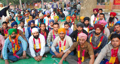 Unemployed linemen sitting on chain hunger strike in front of the Mini-secretariat in Bathinda 