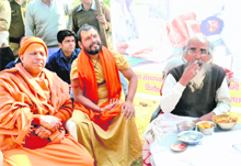 Swami Shivanand after ending his fast in Haridwar 
