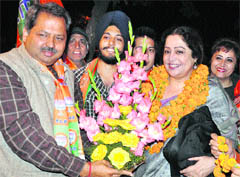 Kiron Kher is welcomed by Jatinder Malhotra, BJP candidate from ward 17, at a public meeting in Sector 19 of Chandigarh