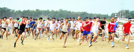 Candidates participate in a race held to test physical endurance at an Army recruitment rally in Akhnoor on Wednesday. 