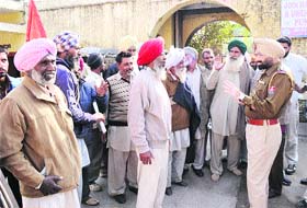 SHO of the Mullanpur police station talks to leaders of the farmers’ union at Jagraon on Wednesday