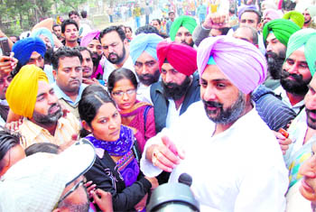 Congress Raninder Singh with teachers in Gidderbaha. 
