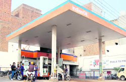 A petrol pump goes dry in Amritsar with no supply of oil reaching the city due to farmers protest at Beas.