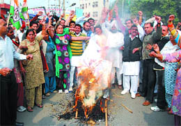 Congress workers burning effigy of Punjab Chief Minister in Bathinda on Friday. 