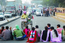 Teachers block the traffic on the road