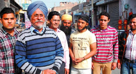 Shopkeepers on the Haji Rattan road said that the dharna leads to increased flow of traffic in the area making their movement difficult.