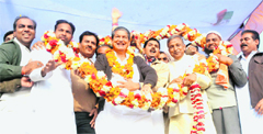 Union Minister of State for Agriculture, Food Processing and Parliamentary Affairs Harish Rawat being felicitated by Congress workers at Jwalapur in Haridwar on Saturday.