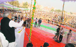 Chief Minister Bhupinder Singh Hooda addresses a dhanyavaad rally at Ratia