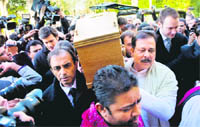 Dev Anands son Suneil (L) and Sahara India chairman Subroto Roy carry his casket at the Putney Vale Crematorium in London on Saturday. The legends ashes would be flown back to Mumbai.