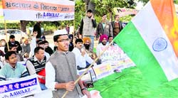Members of Aawaaz protest in favour of Anna Hazare in Chandigarh on Sunday