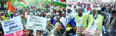 Thousands turn up to support anti-corruption crusader Anna Hazare during his one-day fast at Jantar Mantar in New Delhi