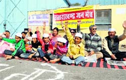 Members of the Uttarakhand Jan Manch stage a dharna in support of Anna Hazare in Dehradun on Sunday