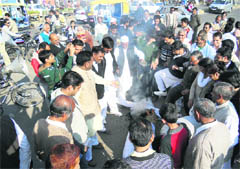 Representatives of various social organisations burn an effigy of the Central Government near the old bus stand in Kurukshetra