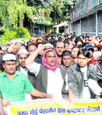 Members of the Muslim community protest against the Uttarakhand Wakf Board chairman, in front of the office of the Dehradun District Magistrate on Monday. 