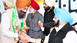 Amarinder Singh welcomes former Akali leader Sarchand Singh into party fold.