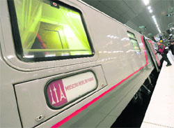The Moscow-Paris overnight express makes a scheduled stopover at Berlin Hauptbahnhof on its inaugural journey on Tuesday. The train will take 37 hours to span the nearly 3,000 km trip, passing through Minsk, Warsaw and Berlin