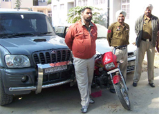 Policemen with the three vehicles recovered from a gang of vehicle lifters in Bathinda on Tuesday