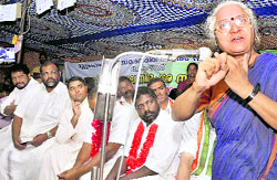 Social activist Medha Patkar addresses an agitation over the Mullaperiyar issue in Idukki district