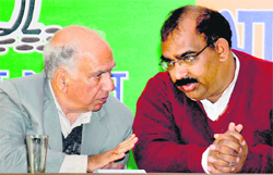 BJP leader Shanta Kumar with Ashwani Sharma at a meeting in Chandigarh