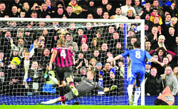 Frank Lampard scores a penalty against Manchester City at Stamford Bridge in London on Monday. Chelsea won 2-1