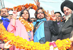 Shakti Kapoor with BSP candidate Jannat Jahan-ul-Haq during campaigning at Hallo Majra in Chandigarh on Thursday