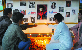 Fans pay homage to actor Dev Anand by lighting candles in New Delhi on Thursday.