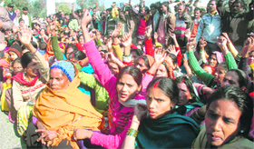 Members of the Beghar Andolan Samiti stage a demonstration in front of the state Assembly in Dehradun on Thursday.