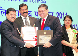 Davander Singh Tomar, senior vice-president (security), administration and people, Lemon Tree Hotels, Gurgaon, receives an award from Mukul Wasnik, Minister of Social Justice and Empowerment, in New Delh
