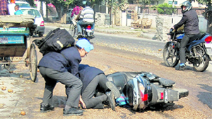 A number of motorists met with accidents on roads where potato growers had spilled their produce. A teacher, Seema, was hospitalised after her scooter skidded on the slush created by crushed potatoes in Lajpat Nagar near Guru Nanak Mission Chowk.
