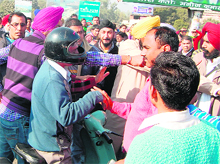 Commuters enter into scuffle with agitators. 