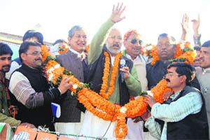 MP Pradeep Tamta along with Union State Minister for Agriculture and Food Processing Harish Rawat addressing an election meeting in Berinag. 