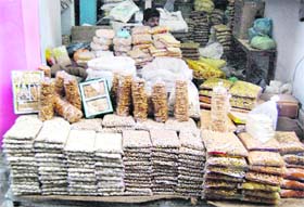 Vendors sell groundnuts, rewaris and gajjaks in Amritsar