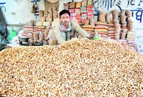 Vendors sell groundnuts, rewaris and gajjaks in Amritsar
