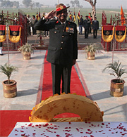 Brigadier Arul Dennis offers wreath at the war memorial at village Asafwala in Fazilka 