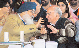 A relaxed CM with BJP leader Shanta Kumar at the Moga rally.