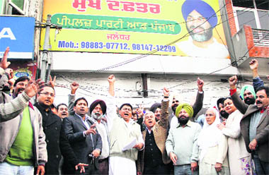 PPP leaders raise slogans against Jagbir Brar. 