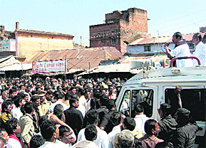 MDMK leader Vaiko addresses party workers during a demonstration over Mullaperiyar Dam issue, in Theni, Tamil Nadu, on Wednesday.
