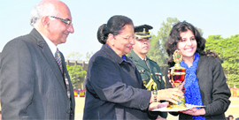 First Lady Usha Vohra presents an award to a student of the school.