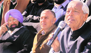 Chaman Lal Garg (extreme (right) with PCC chief Amarinder Singh (L) at a press conference in Chandigarh on Thursday 
